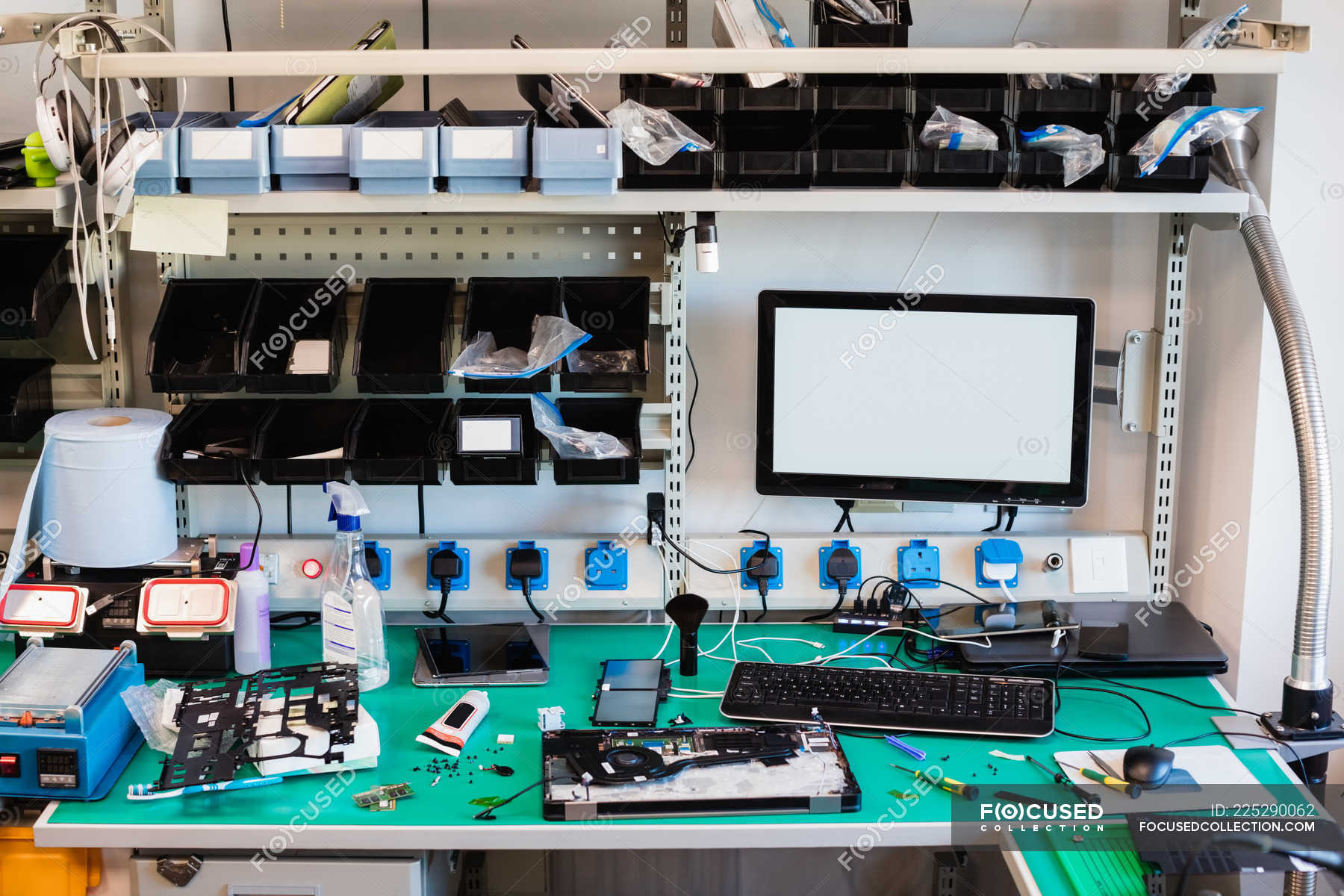 computer repair Brisbane technician providing onsite laptop and desktop support